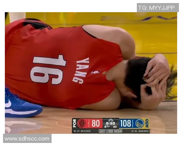 巴格利被撞倒后头部遭对手撞击，目前已返回更衣室接受治疗